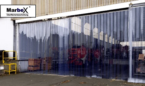 Verschiebbarer Marbex PVC-Streifenvorhang in einer Industriehalle