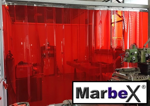 Roter Schweißerschutzvorhang verschiebbar Metallbau Produktion Hamburg Bahrenfeld im Innenbereich der Industrie